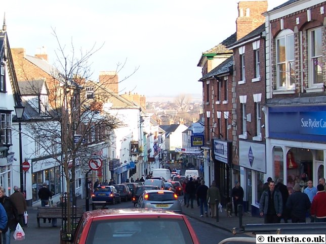 A picture of Ross-on-Wye's Broad Street busy with pedestrians and traffic